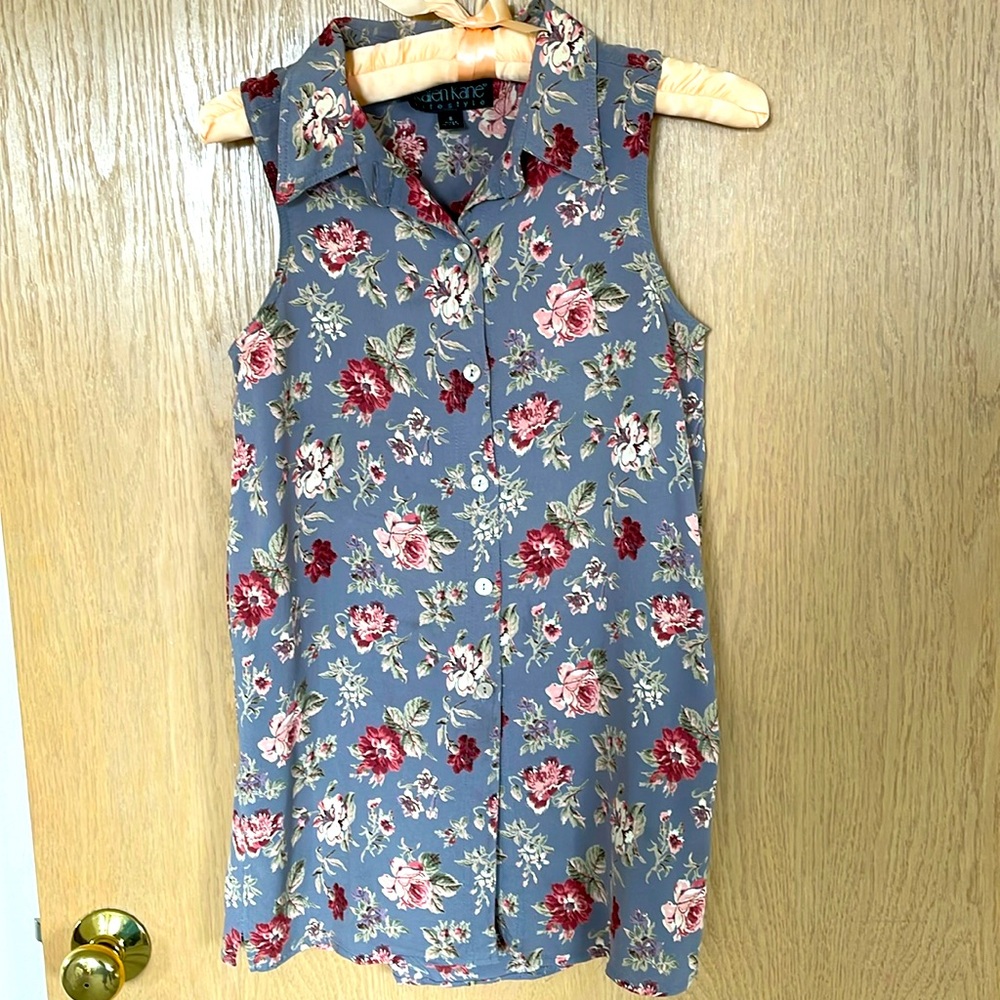 Karen Kane sleeveless blouse. Size S.